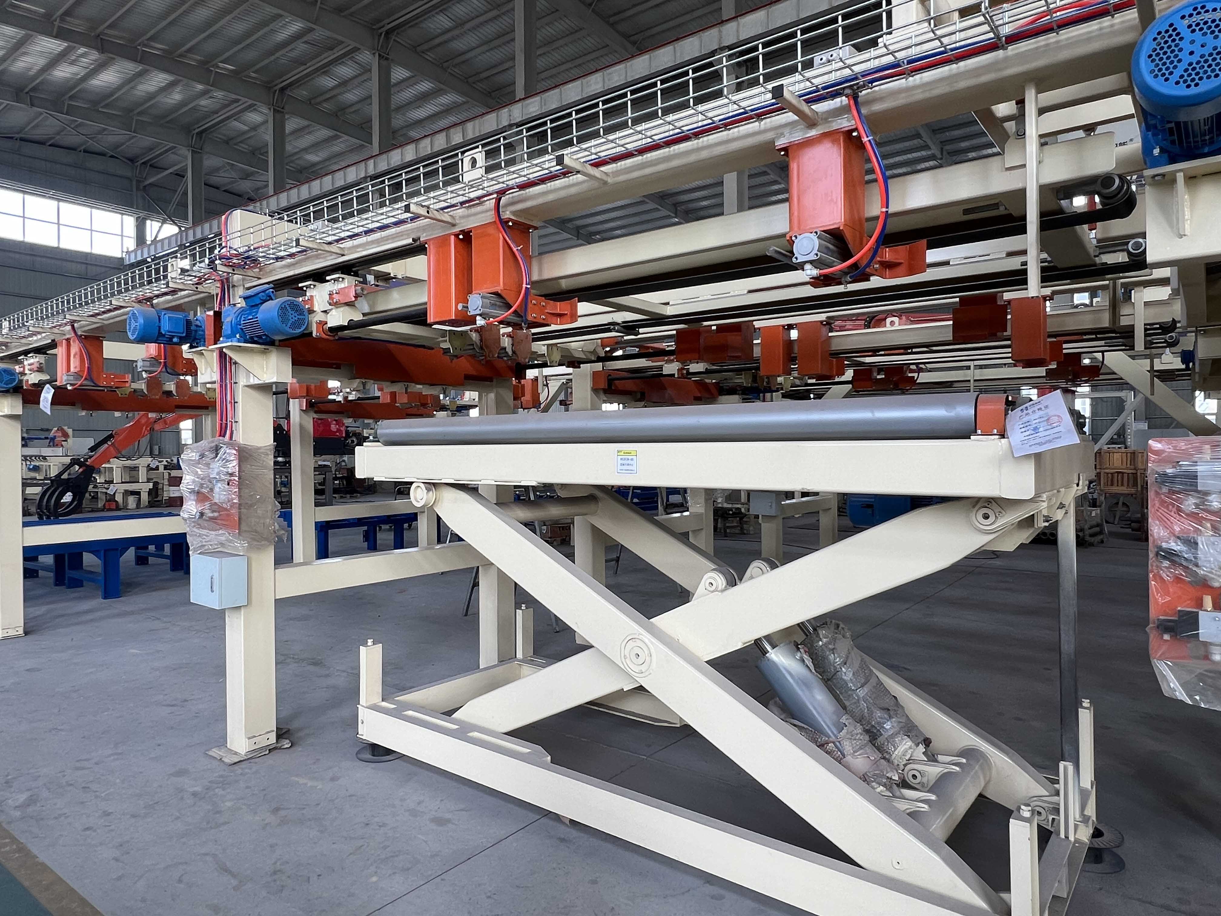 Como uma fábrica de produção de linha de embalagem de madeira compensada opera com eficiência